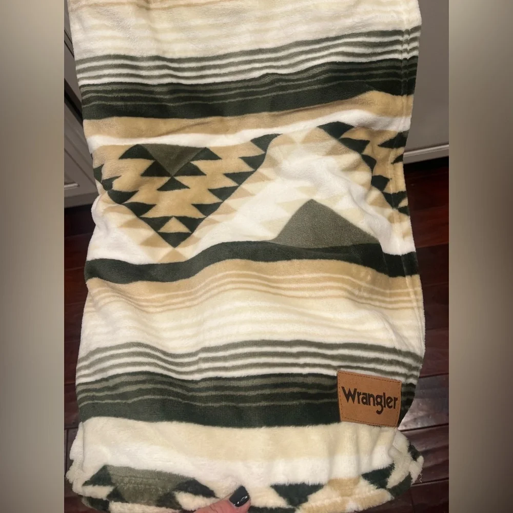 Wrangler Plush Throw Blanket in Green and Cream